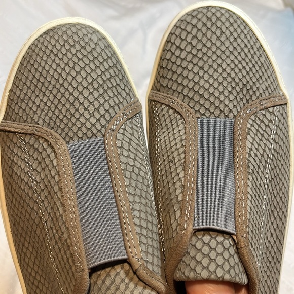 New Sofft Beekon Slip-on Mule Shoes Sneakers Snake Pattern Airport Friendly 7.5M - Picture 2 of 16